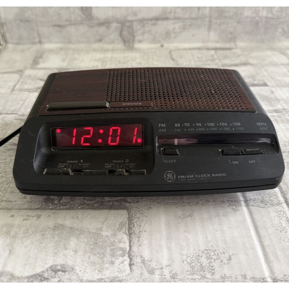 GE Vintage 7-4621A Dual Alarm Clock Radio 70s 80s Retro Analog Bedside Audio